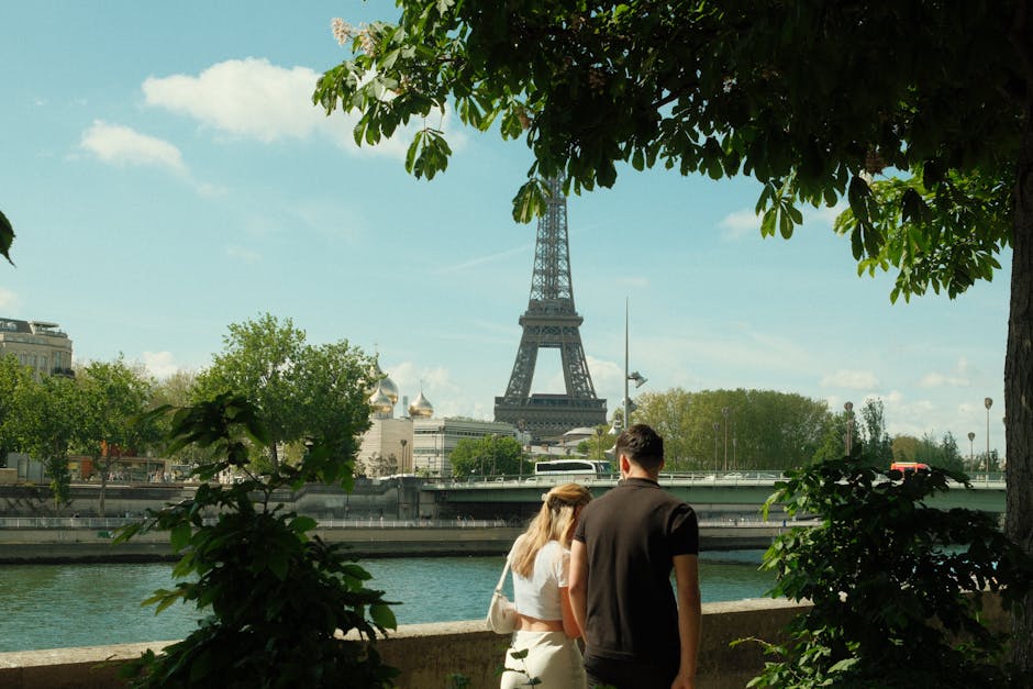 couple picnicking by eiffel tower