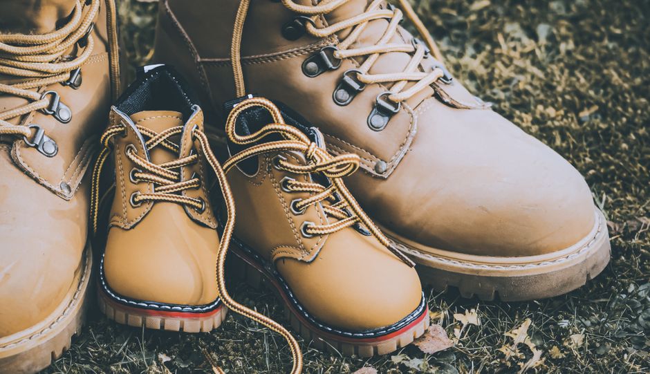 Infographic showing a comparison table of US, UK, and European shoe sizes for men and women, with centimeter measurements.